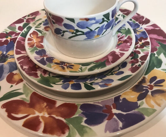 Vintage Gibson SENTIMENT 4 Piece Place Setting White Floral Dinnerware For 4