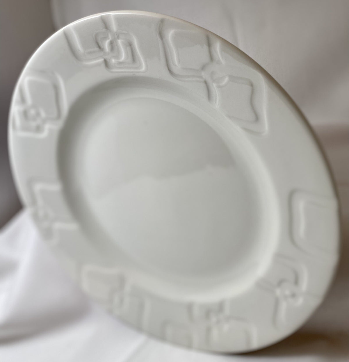 Lenox " VIBE LINKS" White Embossed Interlocking Links Dinner Plate 11" D