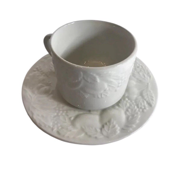 Tabletops Unlimited Fruit de Blanc Embossed Cups & Saucers Set of 4 (1995)