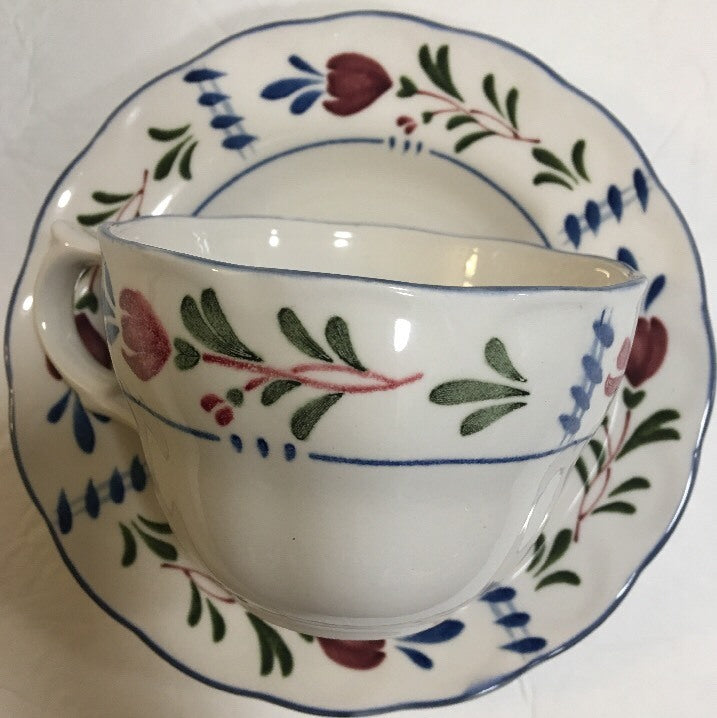 Nikko Provincial Avondale Set of 4  White Cup & Saucer Red With Blue Flowers