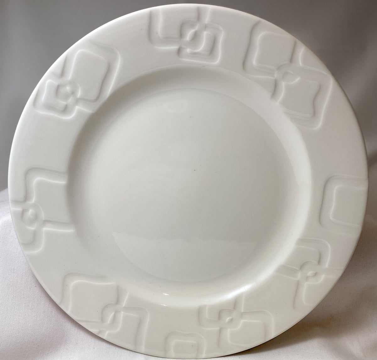 Lenox " VIBE LINKS" White Embossed Interlocking Links Dinner Plate 11" D