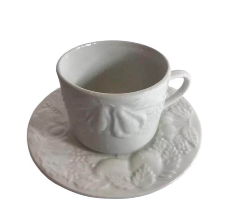 Tabletops Unlimited Fruit de Blanc Embossed Cups & Saucers Set of 4 (1995)