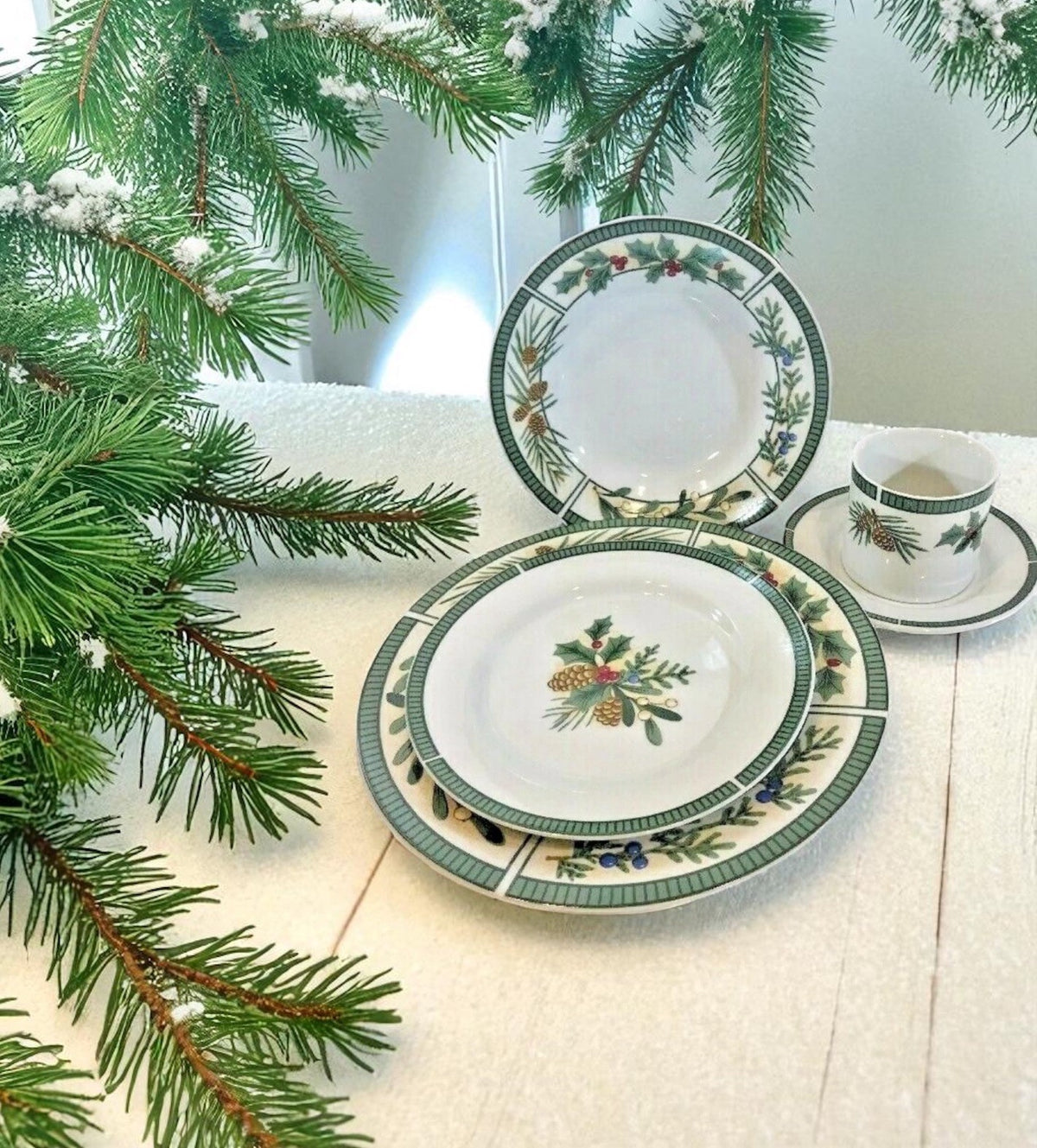 Fairfield Wintergreen 45 Piece Fine China Set Holiday Holly Pinecone Dinnerware