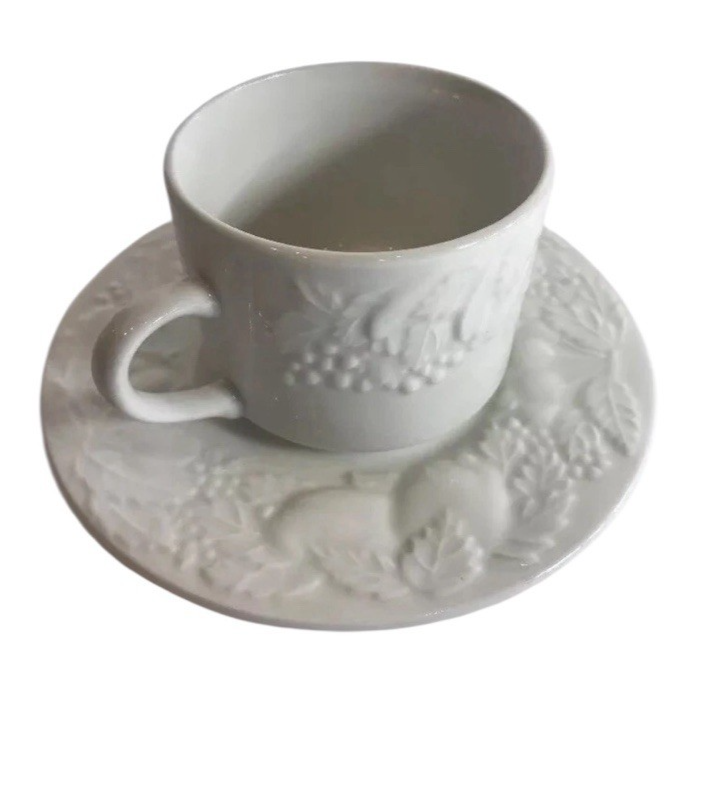 Tabletops Unlimited Fruit de Blanc Embossed Cups & Saucers Set of 4 (1995)