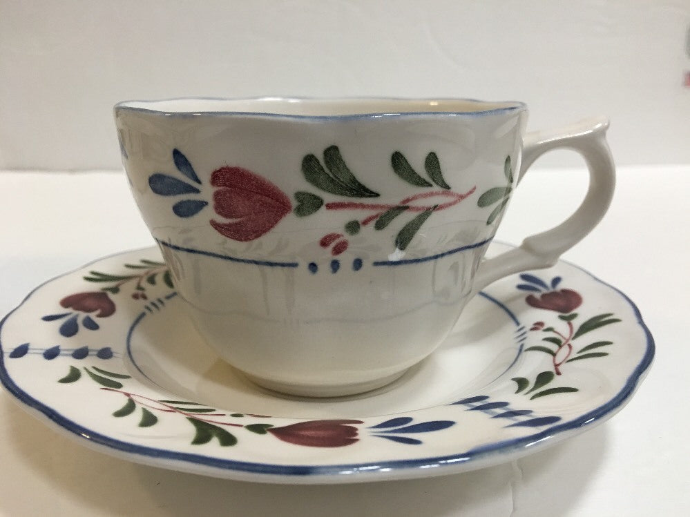 Nikko Provincial Avondale Set of 4  White Cup & Saucer Red With Blue Flowers