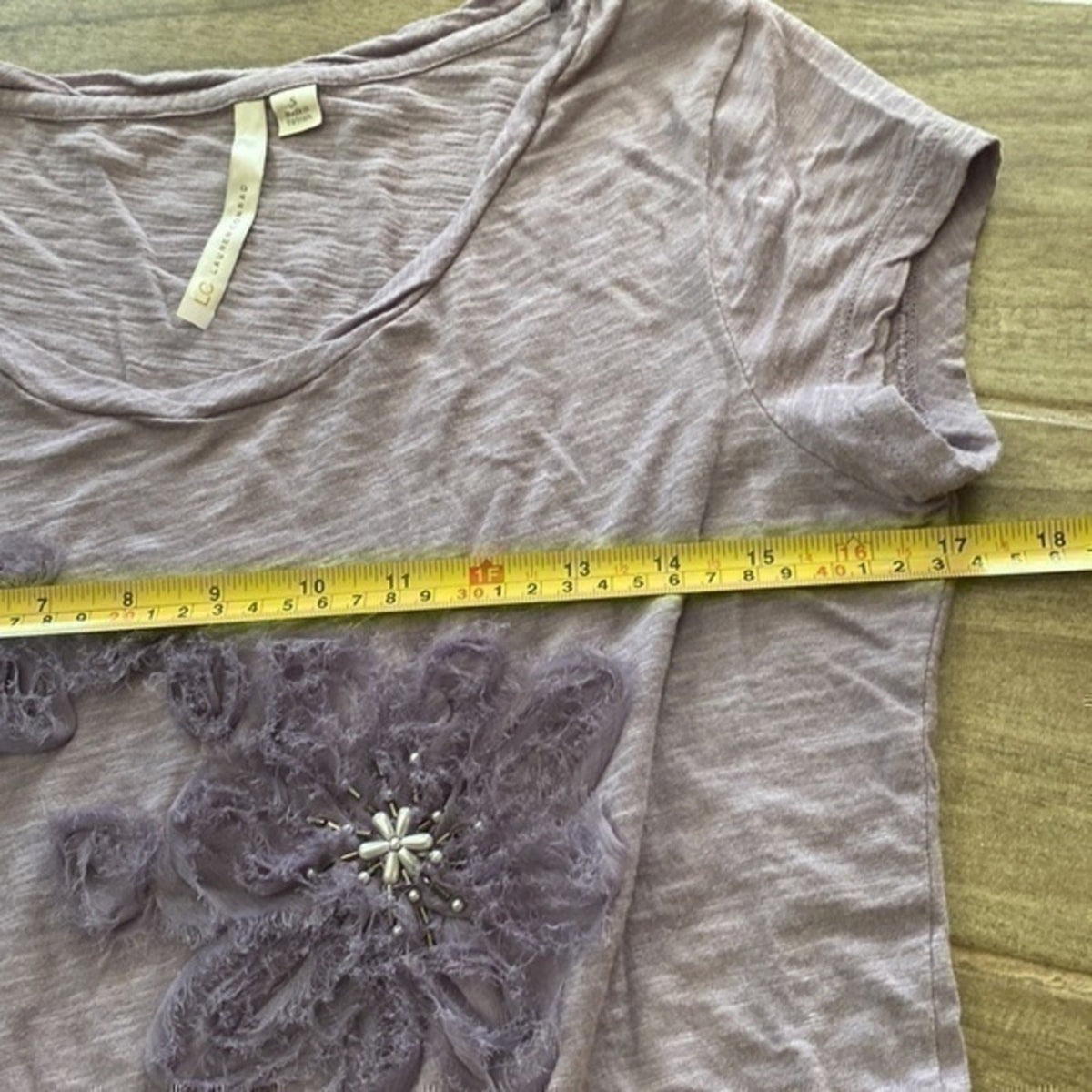 Lauren Conrad LC Raised Flowers & Bead Embellished Top T-Shirt Small Cap Sleeves