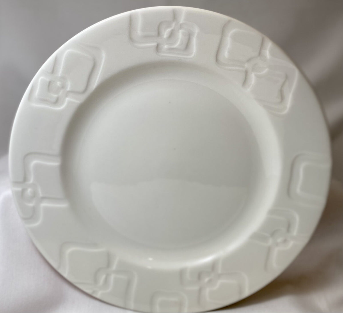 Lenox " VIBE LINKS" White Embossed Interlocking Links Dinner Plate 11" D