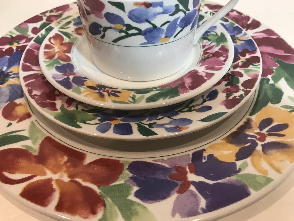 Vintage Gibson SENTIMENT 4 Piece Place Setting White Floral Dinnerware For 4