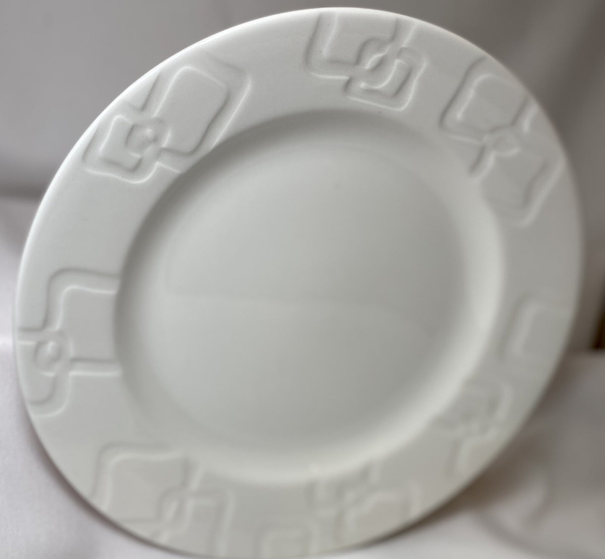 Lenox " VIBE LINKS" White Embossed Interlocking Links Dinner Plate 11" D