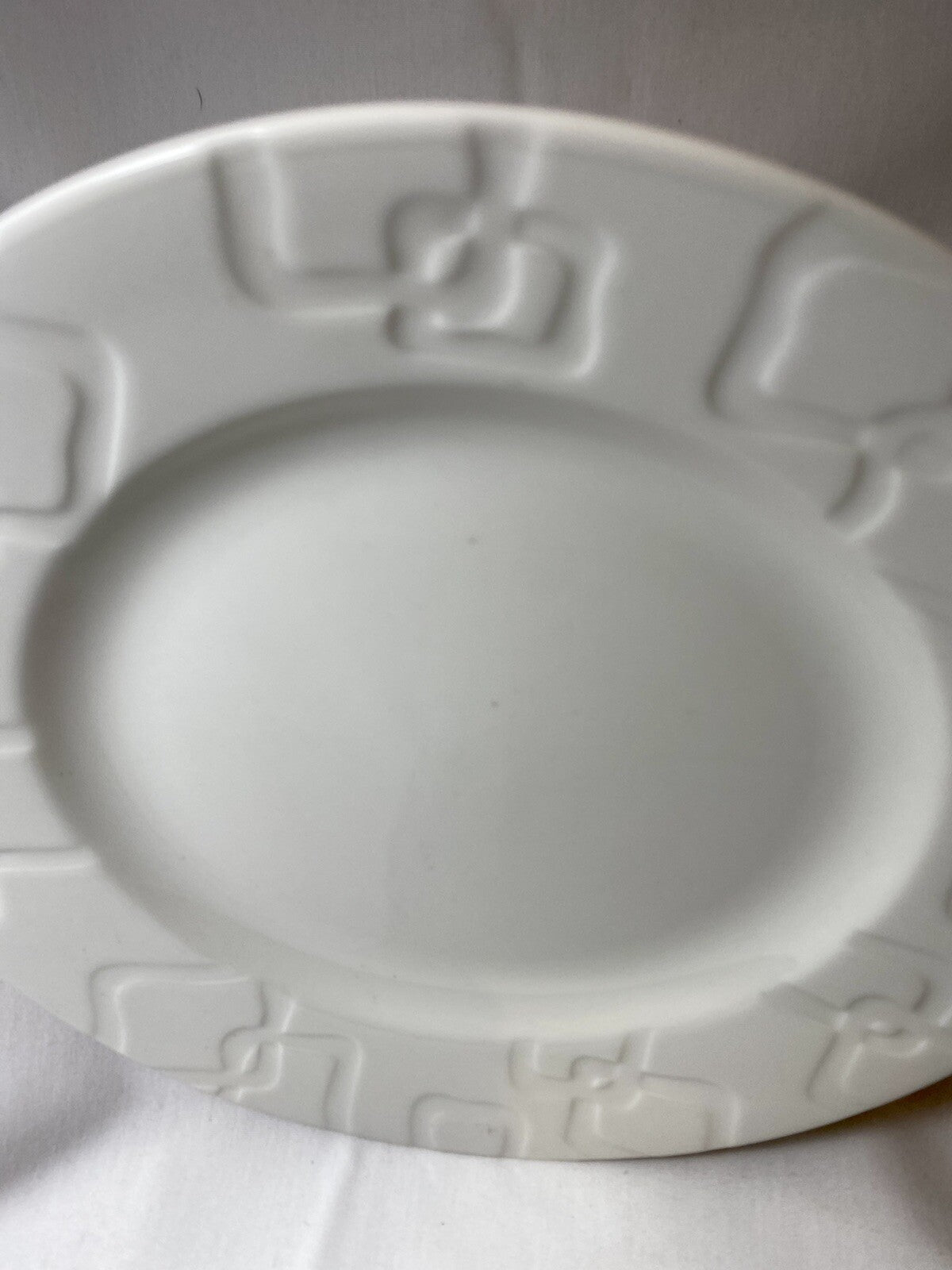 Lenox " VIBE LINKS" White Embossed Interlocking Links Dinner Plate 11" D