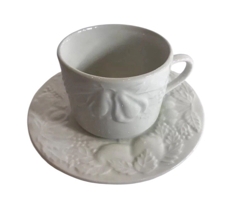 Tabletops Unlimited Fruit de Blanc Embossed Cups & Saucers Set of 4 (1995)