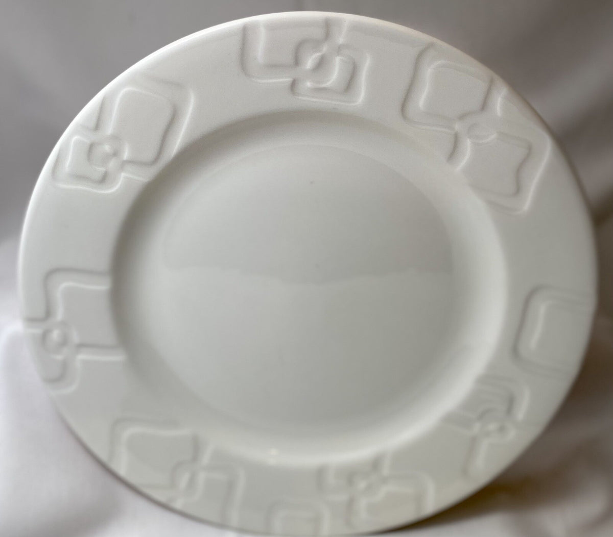 Lenox " VIBE LINKS" White Embossed Interlocking Links Dinner Plate 11" D